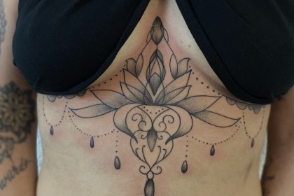 Underboob