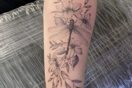 Libelle auf Blumen